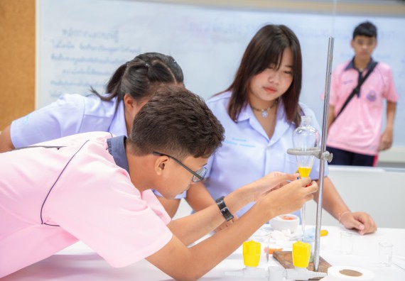 ภาพกิจกรรม  คณะวิทยาศาสตร์และเทคโนโลยี มหาวิทยาลัยราชภัฏกำแพงเพชร ร่วมกับกลุ่มสาระการเรียนรู้ภาษาต่างประเทศ โรงเรียนพิจิตรพิทยาคม จัดโครงการพัฒนาผู้เรียนมีผลสัมฤทธิ์ทางวิชาการ