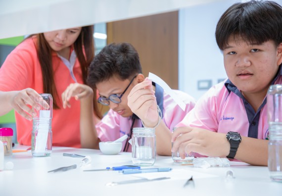 ภาพกิจกรรม  คณะวิทยาศาสตร์และเทคโนโลยี มหาวิทยาลัยราชภัฏกำแพงเพชร ร่วมกับกลุ่มสาระการเรียนรู้ภาษาต่างประเทศ โรงเรียนพิจิตรพิทยาคม จัดโครงการพัฒนาผู้เรียนมีผลสัมฤทธิ์ทางวิชาการ