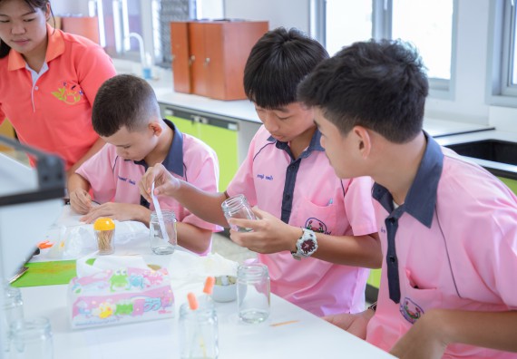 ภาพกิจกรรม  คณะวิทยาศาสตร์และเทคโนโลยี มหาวิทยาลัยราชภัฏกำแพงเพชร ร่วมกับกลุ่มสาระการเรียนรู้ภาษาต่างประเทศ โรงเรียนพิจิตรพิทยาคม จัดโครงการพัฒนาผู้เรียนมีผลสัมฤทธิ์ทางวิชาการ