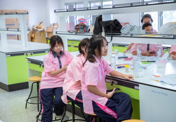 ภาพกิจกรรม  คณะวิทยาศาสตร์และเทคโนโลยี มหาวิทยาลัยราชภัฏกำแพงเพชร ร่วมกับกลุ่มสาระการเรียนรู้ภาษาต่างประเทศ โรงเรียนพิจิตรพิทยาคม จัดโครงการพัฒนาผู้เรียนมีผลสัมฤทธิ์ทางวิชาการ