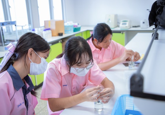 ภาพกิจกรรม  คณะวิทยาศาสตร์และเทคโนโลยี มหาวิทยาลัยราชภัฏกำแพงเพชร ร่วมกับกลุ่มสาระการเรียนรู้ภาษาต่างประเทศ โรงเรียนพิจิตรพิทยาคม จัดโครงการพัฒนาผู้เรียนมีผลสัมฤทธิ์ทางวิชาการ