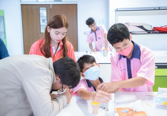 ภาพกิจกรรม  คณะวิทยาศาสตร์และเทคโนโลยี มหาวิทยาลัยราชภัฏกำแพงเพชร ร่วมกับกลุ่มสาระการเรียนรู้ภาษาต่างประเทศ โรงเรียนพิจิตรพิทยาคม จัดโครงการพัฒนาผู้เรียนมีผลสัมฤทธิ์ทางวิชาการ