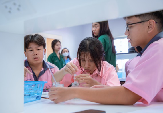 ภาพกิจกรรม  คณะวิทยาศาสตร์และเทคโนโลยี มหาวิทยาลัยราชภัฏกำแพงเพชร ร่วมกับกลุ่มสาระการเรียนรู้ภาษาต่างประเทศ โรงเรียนพิจิตรพิทยาคม จัดโครงการพัฒนาผู้เรียนมีผลสัมฤทธิ์ทางวิชาการ