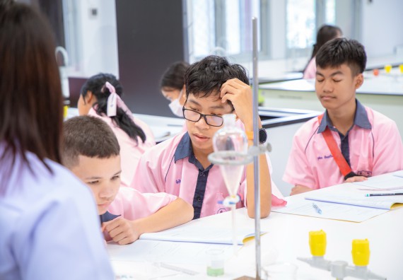 ภาพกิจกรรม  คณะวิทยาศาสตร์และเทคโนโลยี มหาวิทยาลัยราชภัฏกำแพงเพชร ร่วมกับกลุ่มสาระการเรียนรู้ภาษาต่างประเทศ โรงเรียนพิจิตรพิทยาคม จัดโครงการพัฒนาผู้เรียนมีผลสัมฤทธิ์ทางวิชาการ