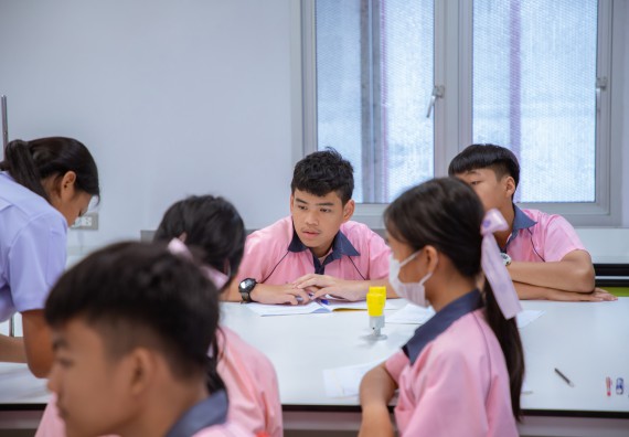 ภาพกิจกรรม  คณะวิทยาศาสตร์และเทคโนโลยี มหาวิทยาลัยราชภัฏกำแพงเพชร ร่วมกับกลุ่มสาระการเรียนรู้ภาษาต่างประเทศ โรงเรียนพิจิตรพิทยาคม จัดโครงการพัฒนาผู้เรียนมีผลสัมฤทธิ์ทางวิชาการ