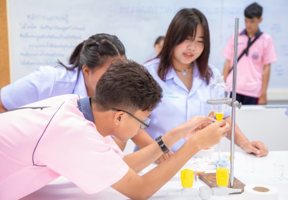 ภาพกิจกรรม  คณะวิทยาศาสตร์และเทคโนโลยี มหาวิทยาลัยราชภัฏกำแพงเพชร ร่วมกับกลุ่มสาระการเรียนรู้ภาษาต่างประเทศ โรงเรียนพิจิตรพิทยาคม จัดโครงการพัฒนาผู้เรียนมีผลสัมฤทธิ์ทางวิชาการ