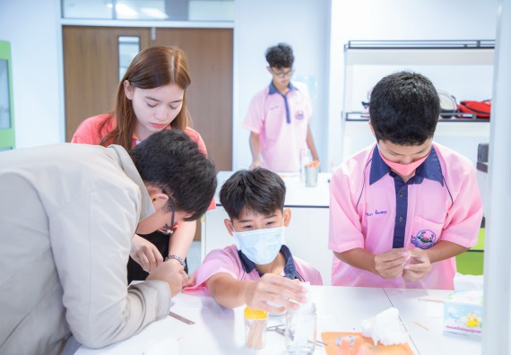 ภาพกิจกรรม  คณะวิทยาศาสตร์และเทคโนโลยี มหาวิทยาลัยราชภัฏกำแพงเพชร ร่วมกับกลุ่มสาระการเรียนรู้ภาษาต่างประเทศ โรงเรียนพิจิตรพิทยาคม จัดโครงการพัฒนาผู้เรียนมีผลสัมฤทธิ์ทางวิชาการ