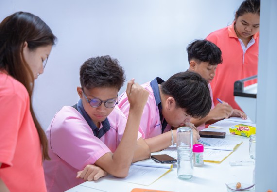 ภาพกิจกรรม  คณะวิทยาศาสตร์และเทคโนโลยี มหาวิทยาลัยราชภัฏกำแพงเพชร ร่วมกับกลุ่มสาระการเรียนรู้ภาษาต่างประเทศ โรงเรียนพิจิตรพิทยาคม จัดโครงการพัฒนาผู้เรียนมีผลสัมฤทธิ์ทางวิชาการ