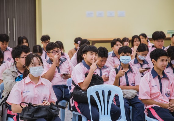 ภาพกิจกรรม  คณะวิทยาศาสตร์และเทคโนโลยี มหาวิทยาลัยราชภัฏกำแพงเพชร ร่วมกับกลุ่มสาระการเรียนรู้ภาษาต่างประเทศ โรงเรียนพิจิตรพิทยาคม จัดโครงการพัฒนาผู้เรียนมีผลสัมฤทธิ์ทางวิชาการ