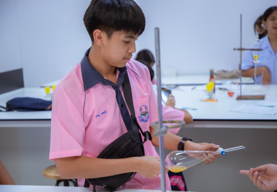 ภาพกิจกรรม  คณะวิทยาศาสตร์และเทคโนโลยี มหาวิทยาลัยราชภัฏกำแพงเพชร ร่วมกับกลุ่มสาระการเรียนรู้ภาษาต่างประเทศ โรงเรียนพิจิตรพิทยาคม จัดโครงการพัฒนาผู้เรียนมีผลสัมฤทธิ์ทางวิชาการ