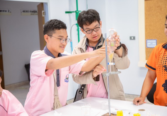 ภาพกิจกรรม  คณะวิทยาศาสตร์และเทคโนโลยี มหาวิทยาลัยราชภัฏกำแพงเพชร ร่วมกับกลุ่มสาระการเรียนรู้ภาษาต่างประเทศ โรงเรียนพิจิตรพิทยาคม จัดโครงการพัฒนาผู้เรียนมีผลสัมฤทธิ์ทางวิชาการ