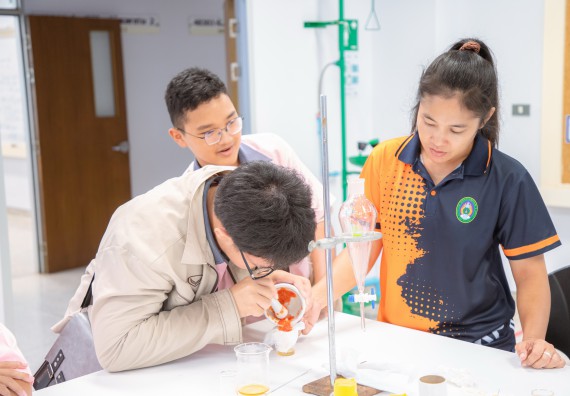 ภาพกิจกรรม  คณะวิทยาศาสตร์และเทคโนโลยี มหาวิทยาลัยราชภัฏกำแพงเพชร ร่วมกับกลุ่มสาระการเรียนรู้ภาษาต่างประเทศ โรงเรียนพิจิตรพิทยาคม จัดโครงการพัฒนาผู้เรียนมีผลสัมฤทธิ์ทางวิชาการ