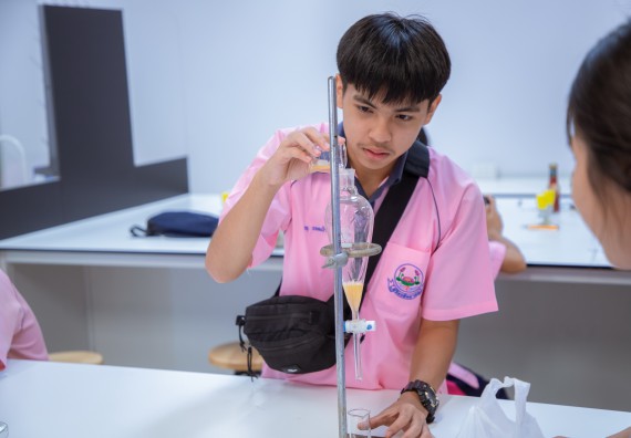 ภาพกิจกรรม  คณะวิทยาศาสตร์และเทคโนโลยี มหาวิทยาลัยราชภัฏกำแพงเพชร ร่วมกับกลุ่มสาระการเรียนรู้ภาษาต่างประเทศ โรงเรียนพิจิตรพิทยาคม จัดโครงการพัฒนาผู้เรียนมีผลสัมฤทธิ์ทางวิชาการ