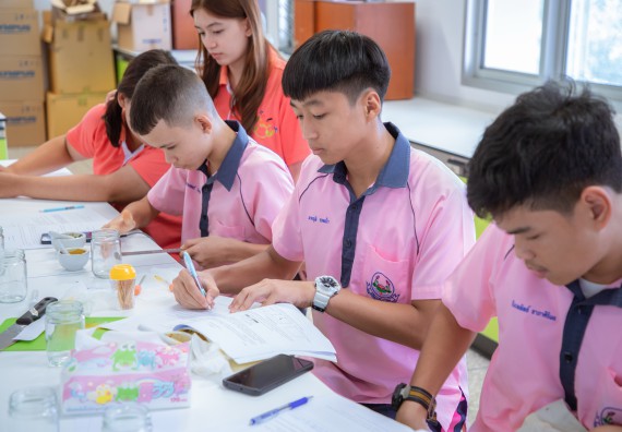 ภาพกิจกรรม  คณะวิทยาศาสตร์และเทคโนโลยี มหาวิทยาลัยราชภัฏกำแพงเพชร ร่วมกับกลุ่มสาระการเรียนรู้ภาษาต่างประเทศ โรงเรียนพิจิตรพิทยาคม จัดโครงการพัฒนาผู้เรียนมีผลสัมฤทธิ์ทางวิชาการ