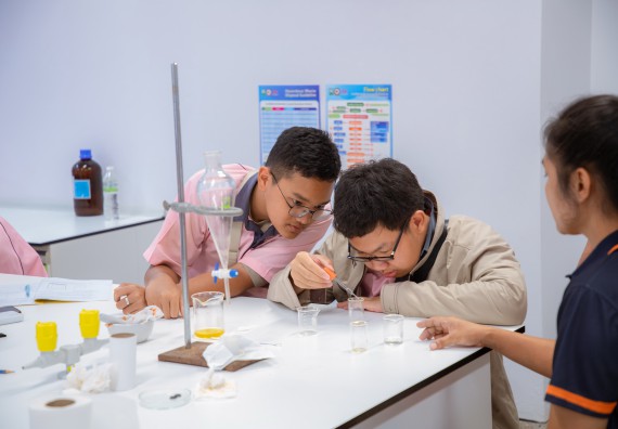 ภาพกิจกรรม  คณะวิทยาศาสตร์และเทคโนโลยี มหาวิทยาลัยราชภัฏกำแพงเพชร ร่วมกับกลุ่มสาระการเรียนรู้ภาษาต่างประเทศ โรงเรียนพิจิตรพิทยาคม จัดโครงการพัฒนาผู้เรียนมีผลสัมฤทธิ์ทางวิชาการ