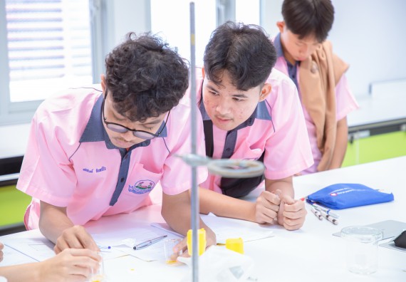 ภาพกิจกรรม  คณะวิทยาศาสตร์และเทคโนโลยี มหาวิทยาลัยราชภัฏกำแพงเพชร ร่วมกับกลุ่มสาระการเรียนรู้ภาษาต่างประเทศ โรงเรียนพิจิตรพิทยาคม จัดโครงการพัฒนาผู้เรียนมีผลสัมฤทธิ์ทางวิชาการ