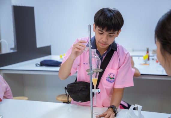 ภาพกิจกรรม  คณะวิทยาศาสตร์และเทคโนโลยี มหาวิทยาลัยราชภัฏกำแพงเพชร ร่วมกับกลุ่มสาระการเรียนรู้ภาษาต่างประเทศ โรงเรียนพิจิตรพิทยาคม จัดโครงการพัฒนาผู้เรียนมีผลสัมฤทธิ์ทางวิชาการ