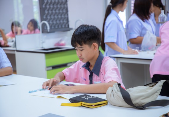 ภาพกิจกรรม  คณะวิทยาศาสตร์และเทคโนโลยี มหาวิทยาลัยราชภัฏกำแพงเพชร ร่วมกับกลุ่มสาระการเรียนรู้ภาษาต่างประเทศ โรงเรียนพิจิตรพิทยาคม จัดโครงการพัฒนาผู้เรียนมีผลสัมฤทธิ์ทางวิชาการ