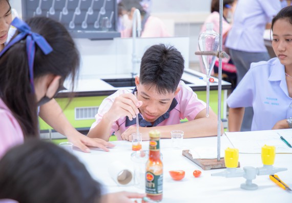 ภาพกิจกรรม  คณะวิทยาศาสตร์และเทคโนโลยี มหาวิทยาลัยราชภัฏกำแพงเพชร ร่วมกับกลุ่มสาระการเรียนรู้ภาษาต่างประเทศ โรงเรียนพิจิตรพิทยาคม จัดโครงการพัฒนาผู้เรียนมีผลสัมฤทธิ์ทางวิชาการ