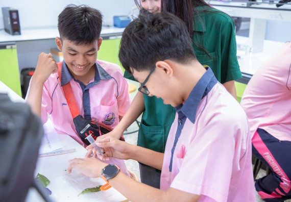 ภาพกิจกรรม  คณะวิทยาศาสตร์และเทคโนโลยี มหาวิทยาลัยราชภัฏกำแพงเพชร ร่วมกับกลุ่มสาระการเรียนรู้ภาษาต่างประเทศ โรงเรียนพิจิตรพิทยาคม จัดโครงการพัฒนาผู้เรียนมีผลสัมฤทธิ์ทางวิชาการ