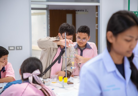 ภาพกิจกรรม  คณะวิทยาศาสตร์และเทคโนโลยี มหาวิทยาลัยราชภัฏกำแพงเพชร ร่วมกับกลุ่มสาระการเรียนรู้ภาษาต่างประเทศ โรงเรียนพิจิตรพิทยาคม จัดโครงการพัฒนาผู้เรียนมีผลสัมฤทธิ์ทางวิชาการ