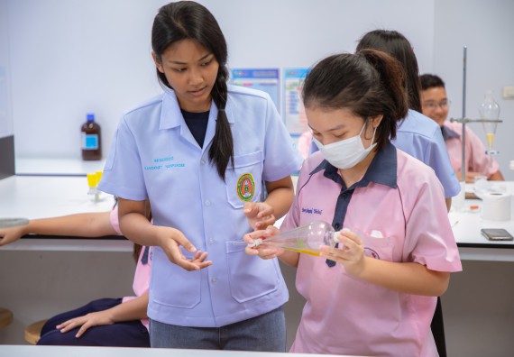 ภาพกิจกรรม  คณะวิทยาศาสตร์และเทคโนโลยี มหาวิทยาลัยราชภัฏกำแพงเพชร ร่วมกับกลุ่มสาระการเรียนรู้ภาษาต่างประเทศ โรงเรียนพิจิตรพิทยาคม จัดโครงการพัฒนาผู้เรียนมีผลสัมฤทธิ์ทางวิชาการ