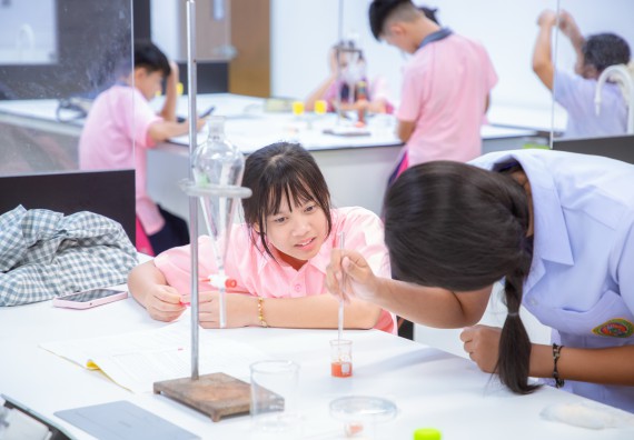 ภาพกิจกรรม  คณะวิทยาศาสตร์และเทคโนโลยี มหาวิทยาลัยราชภัฏกำแพงเพชร ร่วมกับกลุ่มสาระการเรียนรู้ภาษาต่างประเทศ โรงเรียนพิจิตรพิทยาคม จัดโครงการพัฒนาผู้เรียนมีผลสัมฤทธิ์ทางวิชาการ