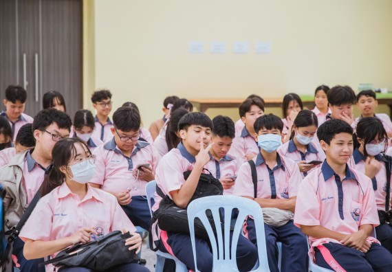 ภาพกิจกรรม  คณะวิทยาศาสตร์และเทคโนโลยี มหาวิทยาลัยราชภัฏกำแพงเพชร ร่วมกับกลุ่มสาระการเรียนรู้ภาษาต่างประเทศ โรงเรียนพิจิตรพิทยาคม จัดโครงการพัฒนาผู้เรียนมีผลสัมฤทธิ์ทางวิชาการ