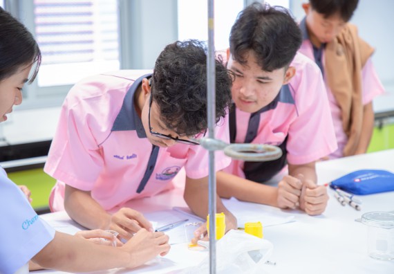 ภาพกิจกรรม  คณะวิทยาศาสตร์และเทคโนโลยี มหาวิทยาลัยราชภัฏกำแพงเพชร ร่วมกับกลุ่มสาระการเรียนรู้ภาษาต่างประเทศ โรงเรียนพิจิตรพิทยาคม จัดโครงการพัฒนาผู้เรียนมีผลสัมฤทธิ์ทางวิชาการ