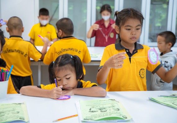 ภาพกิจกรรม  คณะวิทยาศาสตร์และเทคโนโลยี มหาวิทยาลัยราชภัฏกำแพงเพชร ร่วมกับโรงเรียนเทศบาล 2 (วัดทุ่งสวน) สังกัดเทศบาลเมืองกำแพงเพชร จัดกิจกรรมค่ายปฏิบัติการทางวิทยาศาสตร์