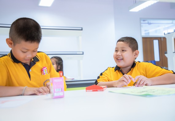 ภาพกิจกรรม  คณะวิทยาศาสตร์และเทคโนโลยี มหาวิทยาลัยราชภัฏกำแพงเพชร ร่วมกับโรงเรียนเทศบาล 2 (วัดทุ่งสวน) สังกัดเทศบาลเมืองกำแพงเพชร จัดกิจกรรมค่ายปฏิบัติการทางวิทยาศาสตร์