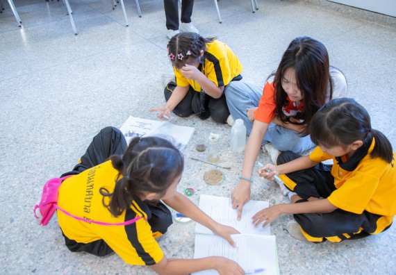 ภาพกิจกรรม  คณะวิทยาศาสตร์และเทคโนโลยี มหาวิทยาลัยราชภัฏกำแพงเพชร ร่วมกับโรงเรียนเทศบาล 2 (วัดทุ่งสวน) สังกัดเทศบาลเมืองกำแพงเพชร จัดกิจกรรมค่ายปฏิบัติการทางวิทยาศาสตร์