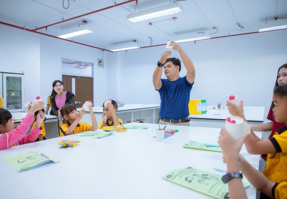 ภาพกิจกรรม  คณะวิทยาศาสตร์และเทคโนโลยี มหาวิทยาลัยราชภัฏกำแพงเพชร ร่วมกับโรงเรียนเทศบาล 2 (วัดทุ่งสวน) สังกัดเทศบาลเมืองกำแพงเพชร จัดกิจกรรมค่ายปฏิบัติการทางวิทยาศาสตร์