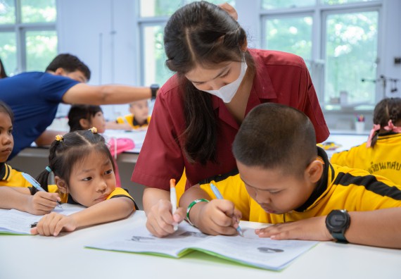 ภาพกิจกรรม  คณะวิทยาศาสตร์และเทคโนโลยี มหาวิทยาลัยราชภัฏกำแพงเพชร ร่วมกับโรงเรียนเทศบาล 2 (วัดทุ่งสวน) สังกัดเทศบาลเมืองกำแพงเพชร จัดกิจกรรมค่ายปฏิบัติการทางวิทยาศาสตร์