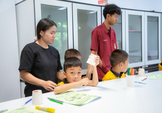 ภาพกิจกรรม  คณะวิทยาศาสตร์และเทคโนโลยี มหาวิทยาลัยราชภัฏกำแพงเพชร ร่วมกับโรงเรียนเทศบาล 2 (วัดทุ่งสวน) สังกัดเทศบาลเมืองกำแพงเพชร จัดกิจกรรมค่ายปฏิบัติการทางวิทยาศาสตร์