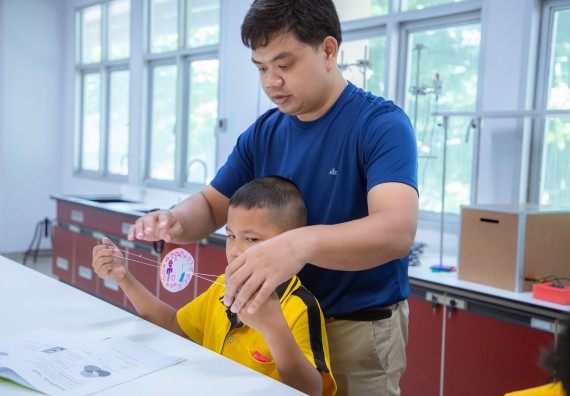 ภาพกิจกรรม  คณะวิทยาศาสตร์และเทคโนโลยี มหาวิทยาลัยราชภัฏกำแพงเพชร ร่วมกับโรงเรียนเทศบาล 2 (วัดทุ่งสวน) สังกัดเทศบาลเมืองกำแพงเพชร จัดกิจกรรมค่ายปฏิบัติการทางวิทยาศาสตร์