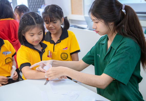 ภาพกิจกรรม  คณะวิทยาศาสตร์และเทคโนโลยี มหาวิทยาลัยราชภัฏกำแพงเพชร ร่วมกับโรงเรียนเทศบาล 2 (วัดทุ่งสวน) สังกัดเทศบาลเมืองกำแพงเพชร จัดกิจกรรมค่ายปฏิบัติการทางวิทยาศาสตร์