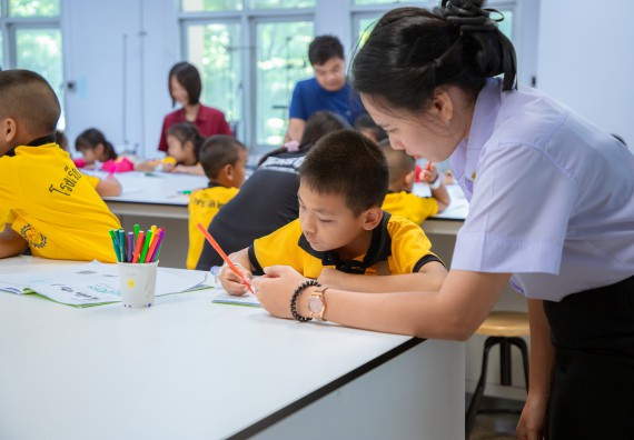 ภาพกิจกรรม  คณะวิทยาศาสตร์และเทคโนโลยี มหาวิทยาลัยราชภัฏกำแพงเพชร ร่วมกับโรงเรียนเทศบาล 2 (วัดทุ่งสวน) สังกัดเทศบาลเมืองกำแพงเพชร จัดกิจกรรมค่ายปฏิบัติการทางวิทยาศาสตร์