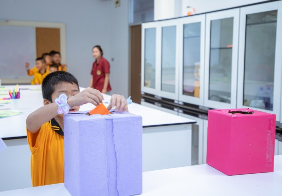 ภาพกิจกรรม  คณะวิทยาศาสตร์และเทคโนโลยี มหาวิทยาลัยราชภัฏกำแพงเพชร ร่วมกับโรงเรียนเทศบาล 2 (วัดทุ่งสวน) สังกัดเทศบาลเมืองกำแพงเพชร จัดกิจกรรมค่ายปฏิบัติการทางวิทยาศาสตร์