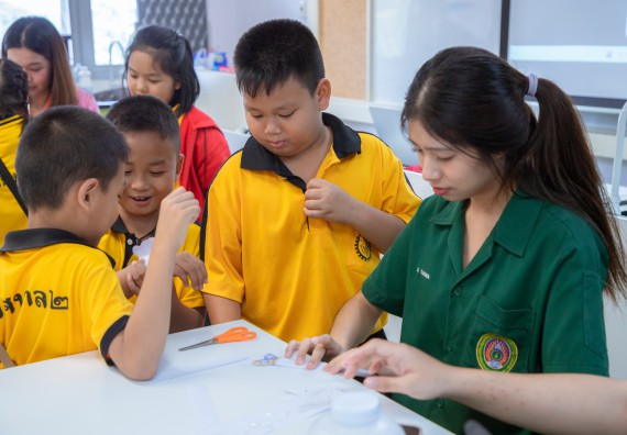 ภาพกิจกรรม  คณะวิทยาศาสตร์และเทคโนโลยี มหาวิทยาลัยราชภัฏกำแพงเพชร ร่วมกับโรงเรียนเทศบาล 2 (วัดทุ่งสวน) สังกัดเทศบาลเมืองกำแพงเพชร จัดกิจกรรมค่ายปฏิบัติการทางวิทยาศาสตร์