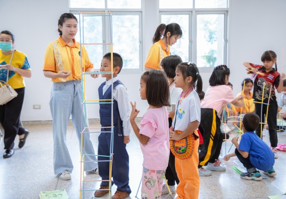 ภาพกิจกรรม  คณะวิทยาศาสตร์และเทคโนโลยี มหาวิทยาลัยราชภัฏกำแพงเพชร ร่วมกับโรงเรียนเทศบาล 2 (วัดทุ่งสวน) สังกัดเทศบาลเมืองกำแพงเพชร จัดกิจกรรมค่ายปฏิบัติการทางวิทยาศาสตร์