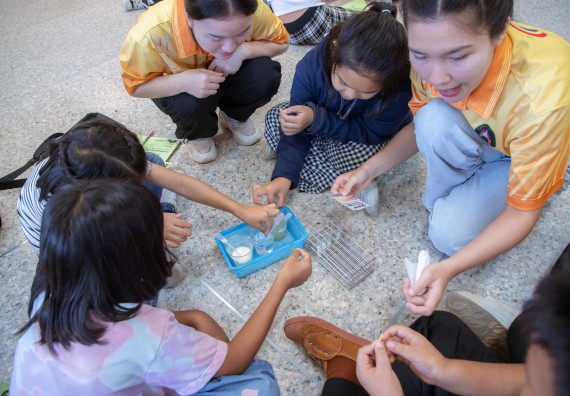 ภาพกิจกรรม  คณะวิทยาศาสตร์และเทคโนโลยี มหาวิทยาลัยราชภัฏกำแพงเพชร ร่วมกับโรงเรียนเทศบาล 2 (วัดทุ่งสวน) สังกัดเทศบาลเมืองกำแพงเพชร จัดกิจกรรมค่ายปฏิบัติการทางวิทยาศาสตร์