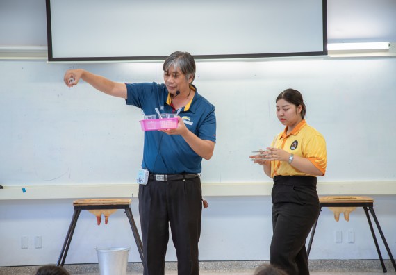 ภาพกิจกรรม  คณะวิทยาศาสตร์และเทคโนโลยี มหาวิทยาลัยราชภัฏกำแพงเพชร ร่วมกับโรงเรียนเทศบาล 2 (วัดทุ่งสวน) สังกัดเทศบาลเมืองกำแพงเพชร จัดกิจกรรมค่ายปฏิบัติการทางวิทยาศาสตร์