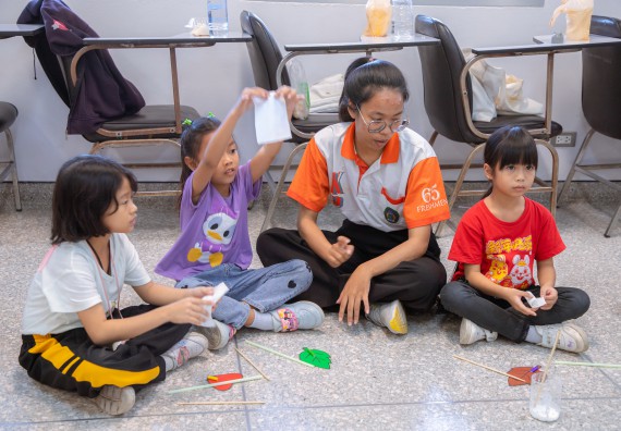 ภาพกิจกรรม  คณะวิทยาศาสตร์และเทคโนโลยี มหาวิทยาลัยราชภัฏกำแพงเพชร ร่วมกับโรงเรียนเทศบาล 2 (วัดทุ่งสวน) สังกัดเทศบาลเมืองกำแพงเพชร จัดกิจกรรมค่ายปฏิบัติการทางวิทยาศาสตร์