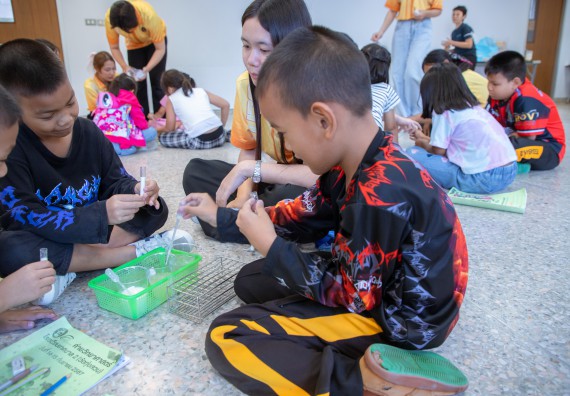 ภาพกิจกรรม  คณะวิทยาศาสตร์และเทคโนโลยี มหาวิทยาลัยราชภัฏกำแพงเพชร ร่วมกับโรงเรียนเทศบาล 2 (วัดทุ่งสวน) สังกัดเทศบาลเมืองกำแพงเพชร จัดกิจกรรมค่ายปฏิบัติการทางวิทยาศาสตร์