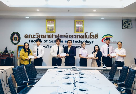 ภาพกิจกรรม  ผู้บริหารคณะวิทยาศาสตร์และเทคโนโลยีจัดพิธีมอบทุนเพื่อการศึกษาให้กับนักศึกษาคณะวิทยาศาสตร์และเทคโนโลยี