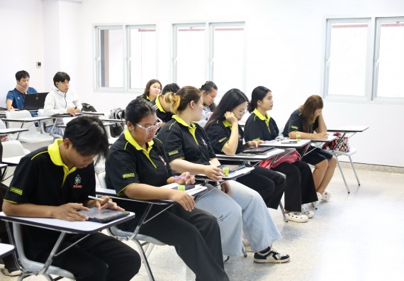 ภาพกิจกรรม  โปรแกรมวิชาเคมี จัดอบรมเชิงปฏิบัติการชุดเครื่องมือวิเคราะห์สารสำคัญด้วยแสงอินฟราเรด (Fourier Transform Infrared Spectrometer)