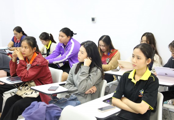 ภาพกิจกรรม  โปรแกรมวิชาเคมี จัดอบรมเชิงปฏิบัติการชุดเครื่องมือวิเคราะห์สารสำคัญด้วยแสงอินฟราเรด (Fourier Transform Infrared Spectrometer)