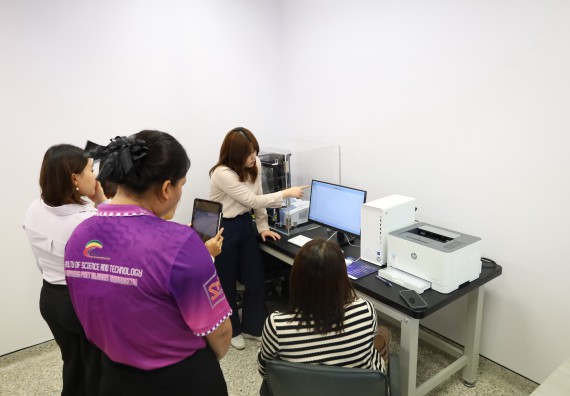 ภาพกิจกรรม  โปรแกรมวิชาเคมี จัดอบรมเชิงปฏิบัติการชุดเครื่องมือวิเคราะห์สารสำคัญด้วยแสงอินฟราเรด (Fourier Transform Infrared Spectrometer)