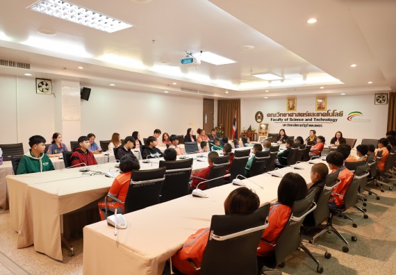 ภาพกิจกรรม  คณะวิทยาศาสตร์และเทคโนโลยี มหาวิทยาลัยราชภัฏกำแพงเพชร ให้การต้อนรับผู้รับบริหารสถานศึกษา คณะครู บุคลากรทางการศึกษา และนักเรียน จากโรงเรียนสหวิทยาคมในการนำนักเรียนออกค่ายเรียนรู้แหล่งเรียนรู้นอกสถานที่